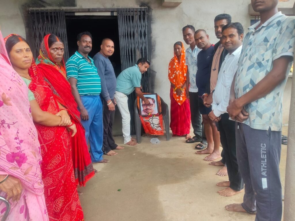 पुष्प अर्पित करते बीजेपी कार्यकर्ता
